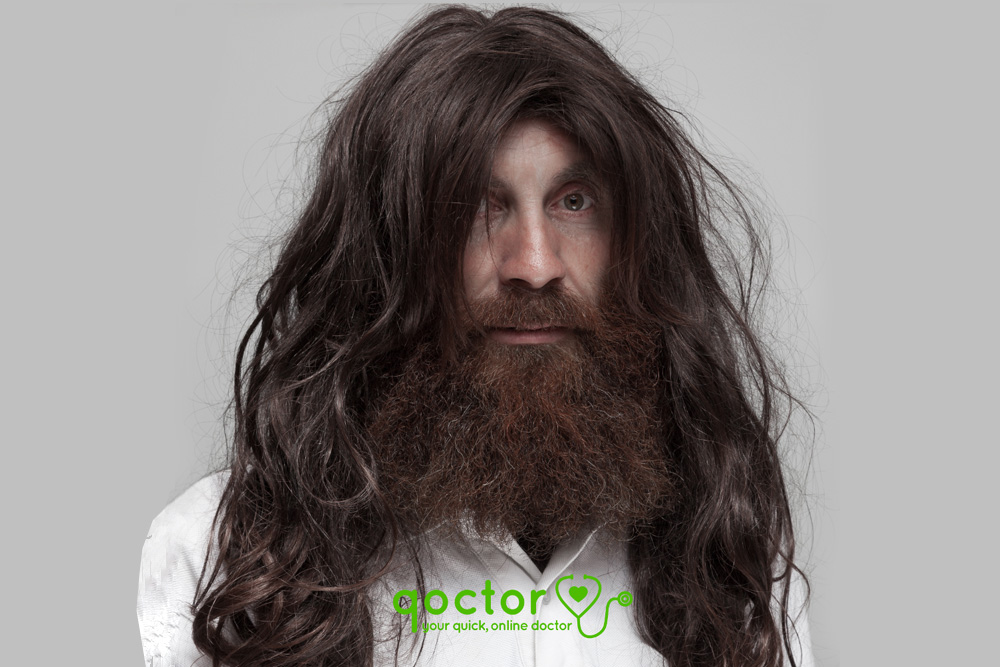 неопрятный вид человека с длинными волосами