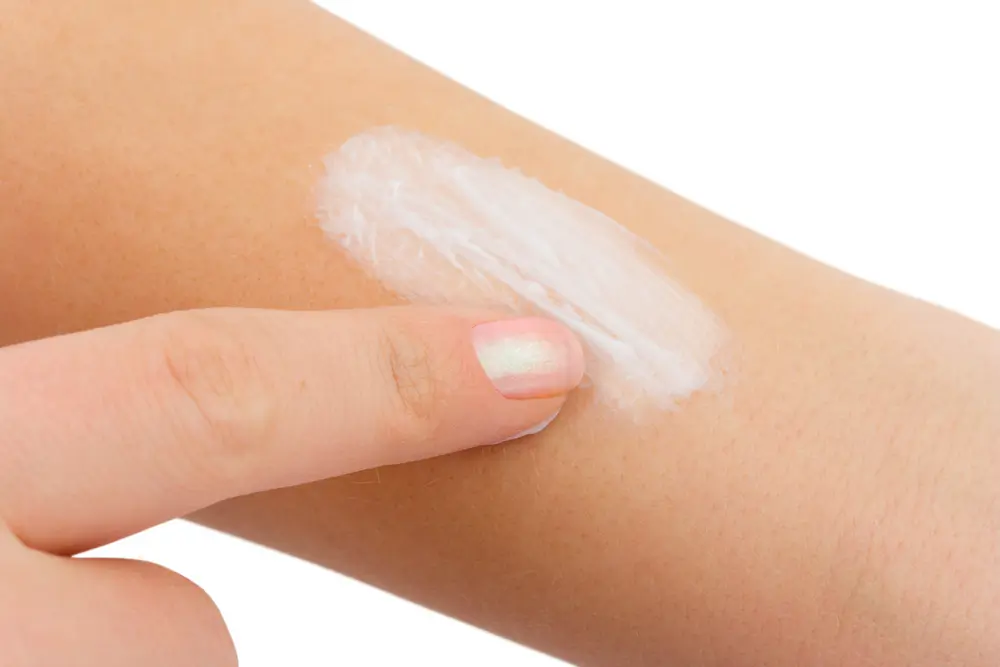 applying cream ringworm